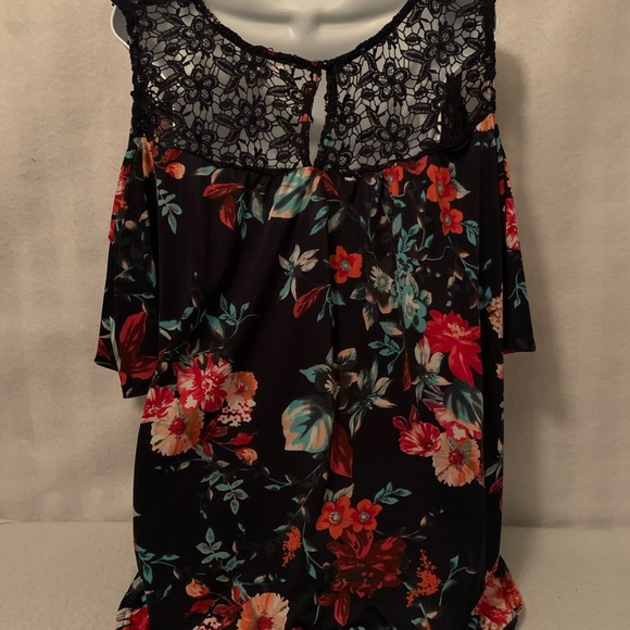 A multi color flower blouse - Picture 2 of 4